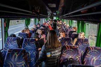 Hulpverleners regelen bussen zodat de kinderen weer veilig naar huis kunnen. Foto: Save Ukraine