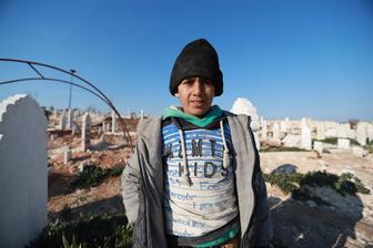 Baraa begraaft de slachtoffers van de aardbeving in Syrië. 