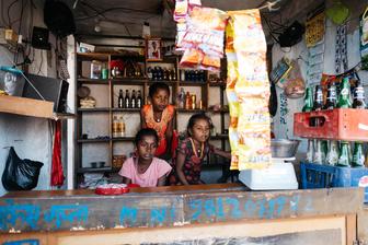 Sinds de vader van Manisha uit Nepal is overleden, verdienen ze alleen geld met deze kleine winkel.