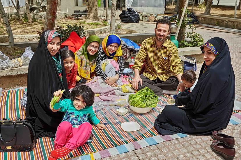 Een gezin in Iran houdt een picknick. 
