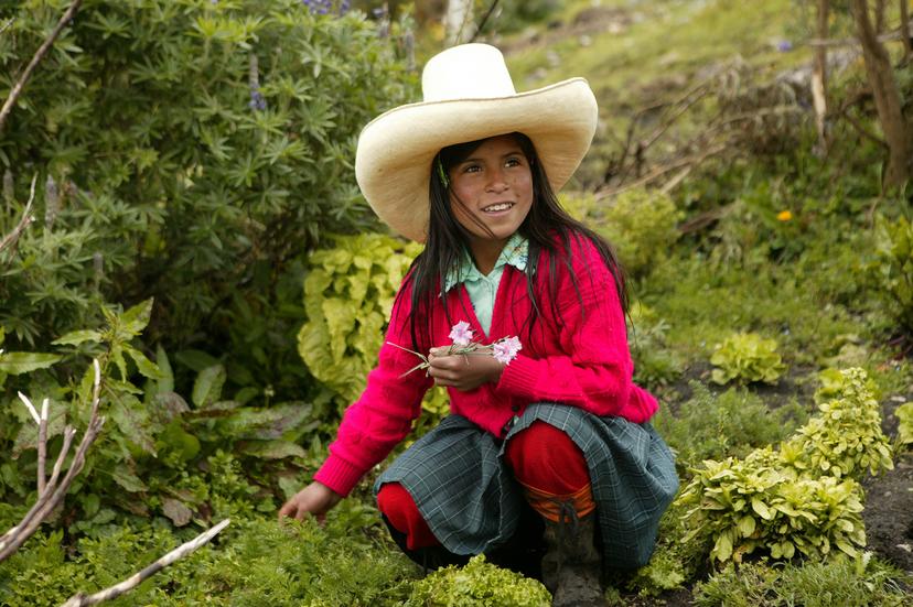 Jovanna uit Peru in de groentetuin van haar ouder. 