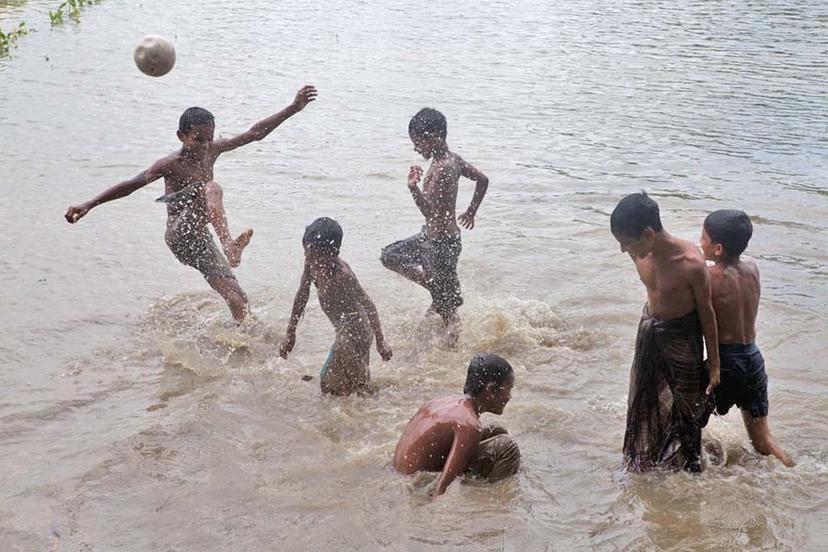 spelende kinderen in de rivier bangladesh