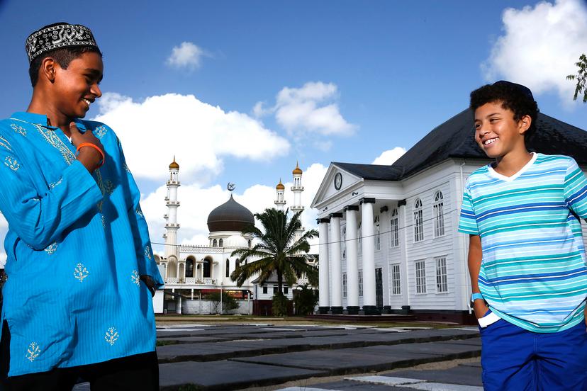 In Paramaribo staan een moskee en synagoge naast elkaar. 