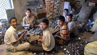 Deze kinderen in India helpen mee met geld verdienen.