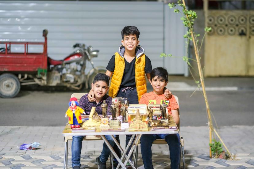 Jongens in Irak verkopen spullen op straat. 