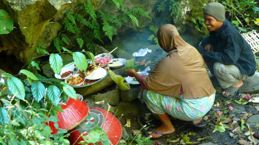In Maleisië offeren gelovigen eerst voedsel aan bovennatuurlijke krachten in het bos voordat ze zelf gaan eten.