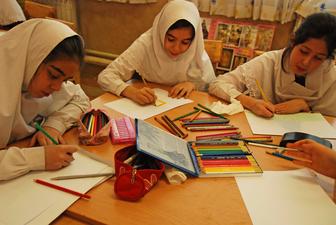 Sinds november zijn op verschillende basis- en middelbare meisjesscholen in Iran duizenden kinderen onwel geworden. 