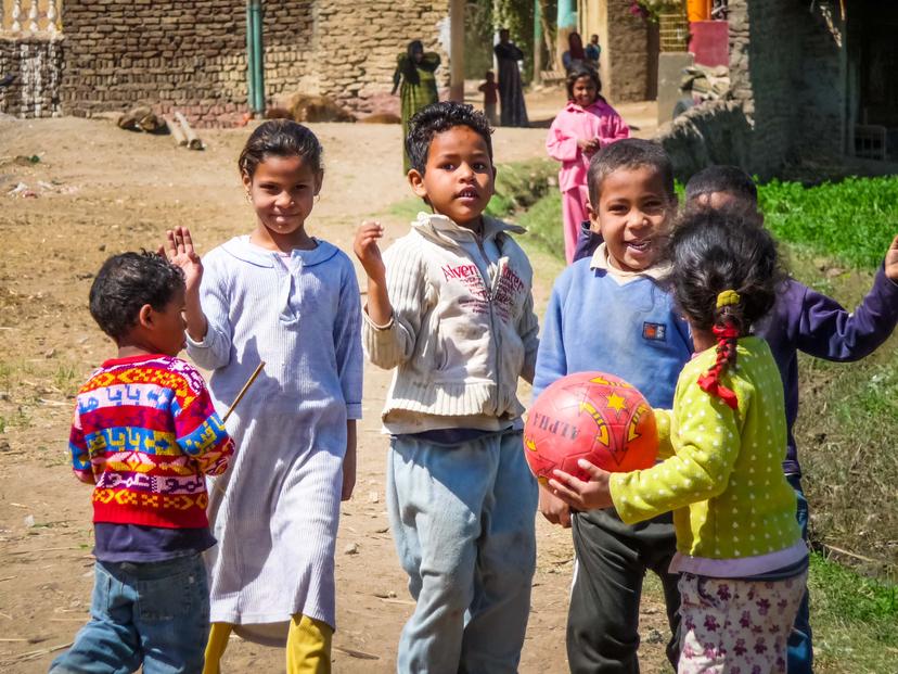 In Luxor spelen kinderen samen op straat. 
