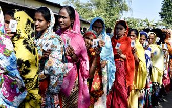 In India staat een lange rij vrouwen klaar om te stemmen. 