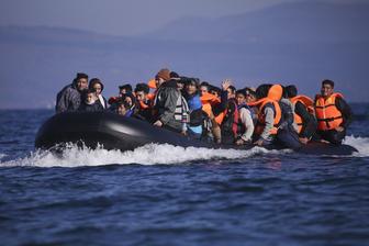 Veel vluchtelingen wagen hun leven op een gammel bootje. 