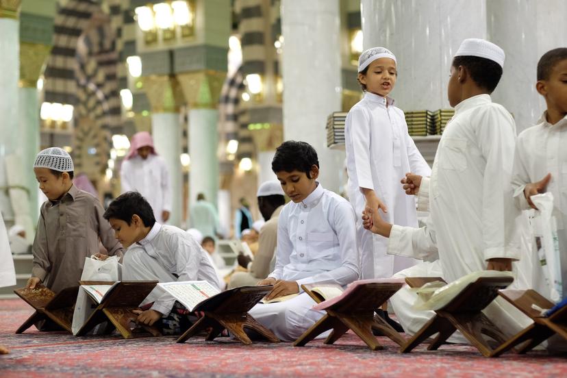 In Mekka lezen kinderen uit de Koran, het heilige boek van moslims. 