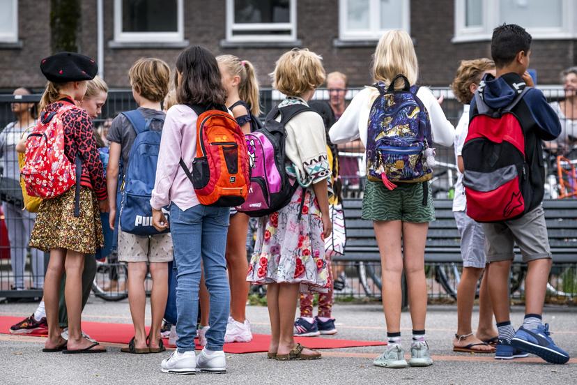 AMSTERDAM - Leerlingen van basisschool OBS De Notenkraker op de eerste dag van het nieuwe schooljaar. 