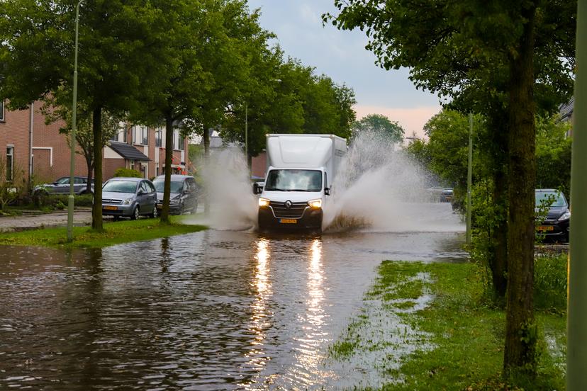 VOORTHUIZEN - Regen en onweersbuien zorgen voor ondergelopen straten.
