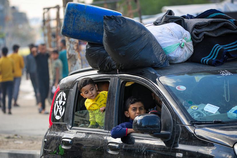 Een vluchtend gezin in Rafah, Gaza. Foto AFP