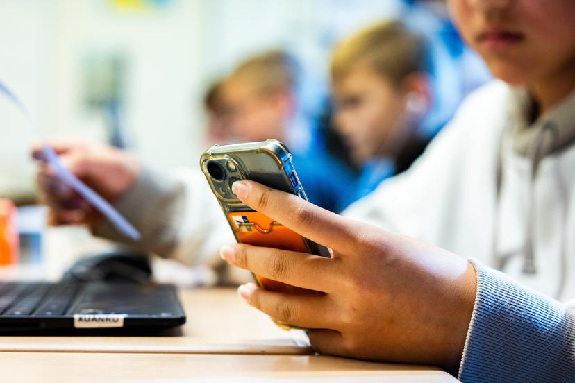 HEINENOORD - Leerlingen van basisschool IKC Het Anker met hun smartphones.